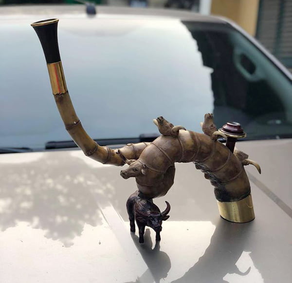 Điếu cày quái dị