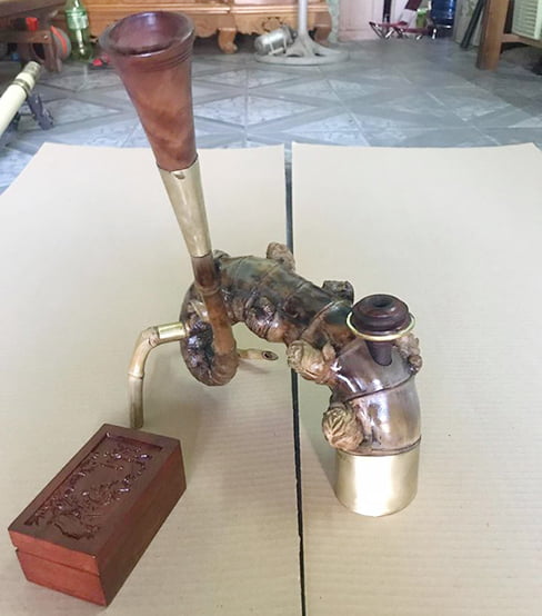 Điếu cày quái dị